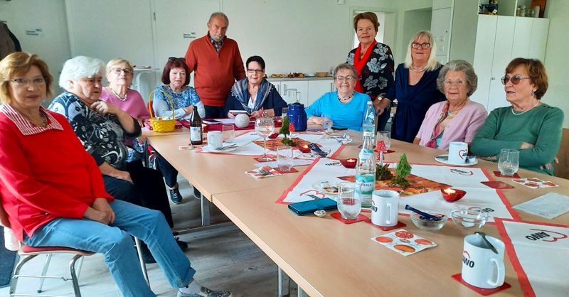 Lisa Stögbauer (links) in gemütlicher Runde